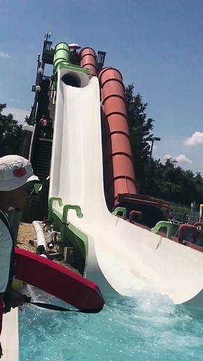 The way it’s just floating there 🐙 #funny #fail #waterpark #waterslide #wig #vacation #amusementpark #afv