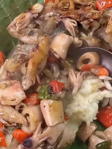 Resep Nasi Bakar Cumi 🔥 Cr. krisbtr Bahan nya : ✅ Cumi asin ✅ Cabe rawit merah ✅ Cabe rawit ijo ✅ Bawang merah ✅ Bawang putih ✅ Kaldu jamur ✅ Lada putih ✅ Daun pisang Cara masak nya : 1. Bersihin dulu cumi asin nya, potong 3 bagian, bersihin isi nya. Rendem di air mendidih sekitar 30 menit. Habis itu cuci dan bilas sebanyak 4 kali. Pokok nya cumi asin nya harus di cuci bersih ya 2. Tumis semua cabe bawang, masukin cumi asin dan masukin kaldu, lada putih. Disini gak pake garam lagi karna takut k