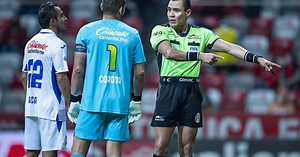 Directivos de Cruz Azul, molestos con el arbitraje
