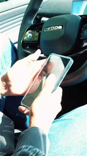 Mañanero desde la Serie 23? ⚾️🦀 Señores, la "Jungla Inmobiliaria" no perdona. Uno me ofreció un concierto por teléfono y el otro juraba que San Pedro queda "ahí mismito" de la emisora. 🚗💨 ​Casi tiro la toalla, pero hice la llamada de la esperanza a @hommycampusano. 📞✨ Quedamos de ver una opción real (y en el Distrito Nacional). Acompáñenme a ver si Hommy nos salva la vida. 🙏🚧 | Bolivar Valera (El Boli)