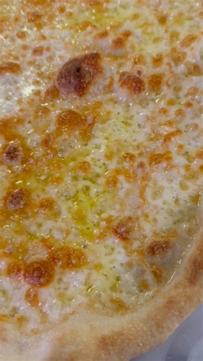 BIANCA BANANA PEPPER PIZZA🔥 #pizza #pizzatime #pizzalovers #food #foodie #asmr #facebookreels #foryourpage #foryouシ #fypシ #reelsfbシ | Robert Cannata
