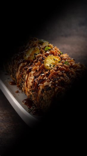 UMAMI SUSHI on Instagram: "🔥 NOUVEAUTÉ chez Umami Sushi ! 🔥 À partir du mardi 27 janvier, découvrez notre tout nouveau Sushi Dog au porc effiloché japonisant 🤤 Une version ultra gourmande qui mélange douceur, croustillant et caractère : 🥢 Fromage frais 🥒 Cornichons aigre doux 🐖 Porc effiloché japonisant slow cooked 🧅 Oignons frits 🌿 Cives ⚪ Sésame blanc 🌶️ Mayo spicy 🍢 Sauce yakitori & sauce BBQ Un combo explosif de saveurs… au même prix que son frérot le Sushi Dog Saumon. Disponible d