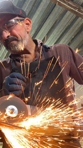 11K views · 277 reactions | Damascus knife made of saw chain! Deadliness and beauty in just one project #knfie #crafting #chainsaw #brutal | Knives Project | Facebook