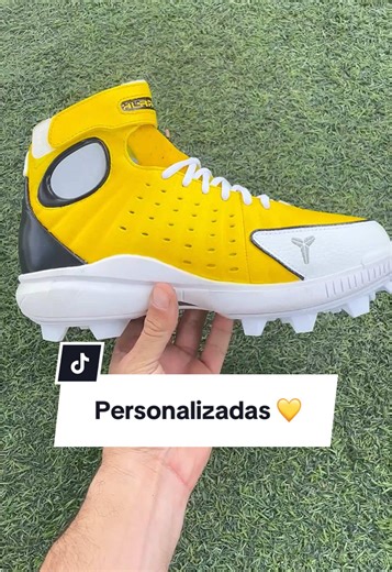 En el béisbol, el amarillo 💛simboliza la alerta máxima. Es el color de la velocidad, de la chispa y de la confianza absoluta. . El amarillo representa la confianza de que el próximo turno al bate es el tuyo 💪🏻 con la claridad mental enfocado en la bola e ignorando el ruido de las gradas y ese impulso explosivo que necesitas para robarte esa base. . No solo son tacos de béisbol. Es una declaración de intensiones, asi que si quieres que te vean dominar el diamante, vístete para ello ⚡️⚾️ . #tak