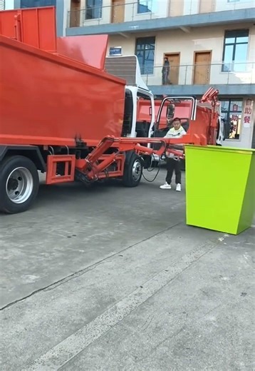 Robotic arm automatically grabs bins for side-loading garbage trucks. Park, Grab, Dump - All in One Smooth Motion. #GarbageTruck #AutomaticBinLifterTruck #RoboticArmGarbageTruck #SideLoadingGarbageTruck #GarbageTruckFactory #GarbageTruckExport #GarbageTruckSales ﻿ Манипулятор автоматически захватывает контейнеры для боковой загрузки мусоровозов. Остановка, Захват, Выгрузка — Единый Плавный Процесс. #Мусоровоз #АвтоматизированныйМусоровоз #МусоровозСМанипулятором #БоковойМусоровоз #ЗаводМусоровоз