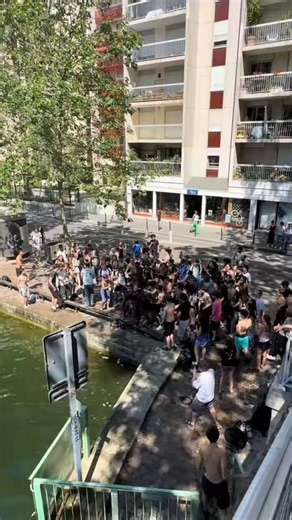 Écoutez, moi je suis très satisfaite qu’ils viennent foutre leur merde chez les petits et moins petits bourgeois qui du haut de leur morale de connards nous font la leçon depuis des années. Qu’ils récoltent ce qu’il ont semé et promu, je veux que ça se multiplie x100000. La Baule, Canal Saint Martin, partout, continuez à bien aller les faire bien chier, partout où ils vivent.