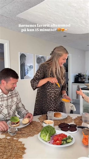 Det gør en forskel, når vi sidder sammen om bordet og rent faktisk taler sammen ❤️🍽️ | Danish Crown