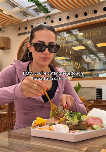 Cutting Sourdough Bread: A Cafe Experience