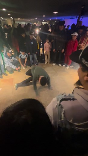 Um dia inesquecível. Obrigado ao #MovimentoHipHop que proporciona tanta riqueza cultural em um só lugar. Essa roda de Break de repente surgiu próximo de mim. Fui presenteado com o acaso em um ritual lindo da Cultura Hip Hop. Viva! | Jacó Oliveira