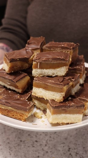 There’s been a lot of conversation lately about SNAP and “junk food” restrictions. Since rules can vary depending on where you live, it helps to have clear information about what’s covered. That’s why I partnered with @Propel a free app that helps you check your SNAP balance, track spending, and stay up to date on benefit changes in your state. And even if certain items are restricted, you can still make your favorite treats at home with simple, SNAP-eligible staples. This homemade Twix bar dupe