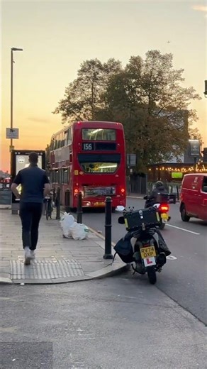 2466 Leaving Tipthorpe Road Heading Towards Wimbledon on Route 156