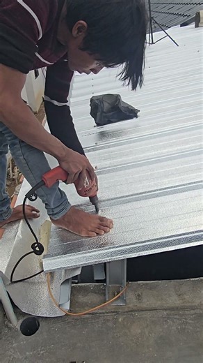 Installing a Kitchen Roof and Rain Gutter #construction #lighsteel #builder #diy #roof #gutters