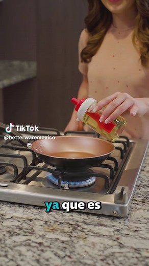 Con el nuevo Dispensa Aceite Dúo #Betterware tendrás dos opciones para tu aceite: vierte para ahorrar o usa la brocha para barnizar tus alimentos. 🍳 Su contenedor es de vidrio para no guardar olores y tiene capacidad de 200 ml. 👌 #SeVaAPonerMejor #SeVaAPonerBetterware #DispensaAceiteDúo #Cocina #Aceite #HoraDeCocinar #30Años #AniversarioBetterware #SolucionesBetterware
