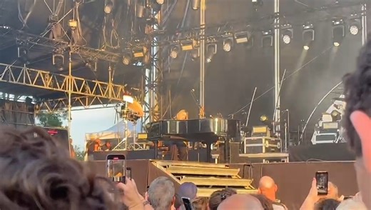 8.3K views · 98 reactions | [VIDEO] Vous aussi ça vous donne des FRISSONS ? 凉 Quand Santa999 chante "Popcorn salé", en live, au Printemps de Pérouges, ça donne ça... C'était mercredi soir. On adore ❤️ | Radio Isa | Facebook