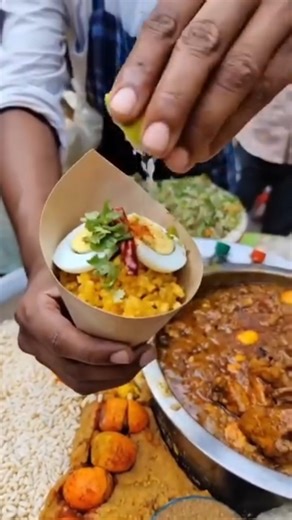 hypnotize by the food 🤣#funny #youtubeshorts #shortvideo #fun #food#streetfood #hypnotize #reaction