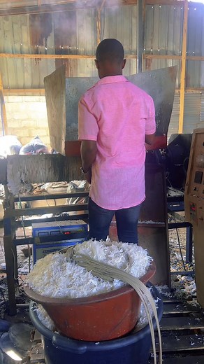 Manual Vertical Grinder in Action: Cutting Process Explained