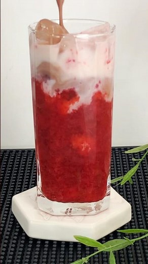 ICED STRAWBERRY WITH MILK & CHOCO #drink #strawberry #choco #recipe #shorts