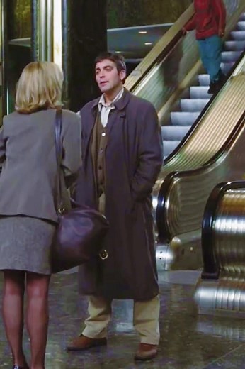 when i think of cozy movies, i think of One Fine Day, which gets Michelle Pfeiffer and George Clooney to bicker, flirt, swap phones, and take shifts watching kids all in one (very fine, very chaotic) rainy day in NYC. The soundtrack is flawless, so are the performances. An all-time favorite 🤍 #romcomsmovies #moviescenes #movieedits #onefineday #90smovie