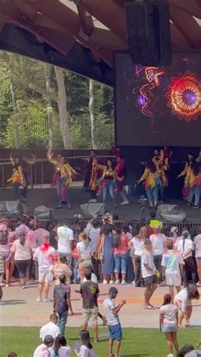 Holi festival being celebrated at Tumbalong Park with Bollywood dancing 💃