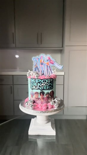 K-pop Demon Hunters Cake Decorating Tutorial 🩷🩵🪩