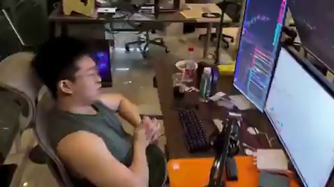 Chinese programmer accidentally revealed $868K profit as AI agents ran 28K Bitcoin trades every 15 minutes with zero losses 🤖