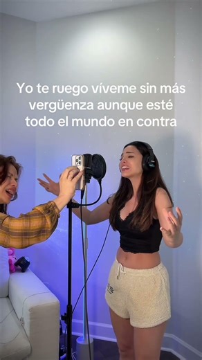 mi mama pregunto que le cantara Laura pausini -mom asked me to sing her Laura Pausini 😍 #singer