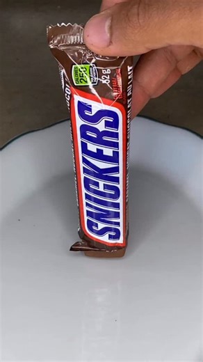 🍫 THE ULTIMATE GUIDE to LUXURY HOMEMADE ALMOND SNICKERS 🌰 In this video, you’re witnessing my very first ever homemade Snickers creation — a moment of pure indulgence and craftsmanship 🤎✨ This is the ultimate guide to making healthy almond Snickers that are rich, creamy, crunchy, and melt-in-your-mouth — with that signature caramelized flavor and far fewer calories than the original 🤤 ⸻ ✨ Step-by-step creation 1️⃣ Nougat (Base) • ½ cup almonds • 8 soft dates • Pinch of salt 2️⃣ Caramel Layer