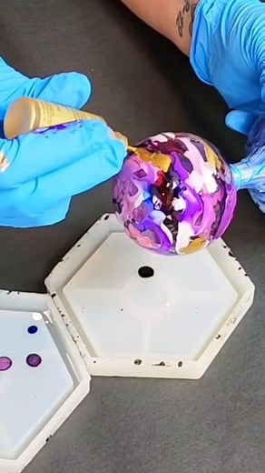 Simple alcohol ink ornaments! So pretty! #ChristmasOrnaments #mixedmediagirl #diyprojects | Mixed Media Girl