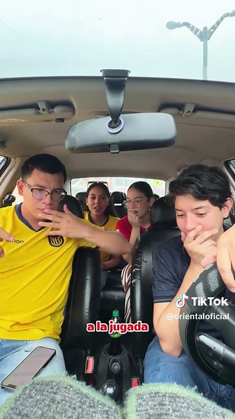 El Titular de la Mesa no solo llega para acompañarte a ti, también a tus amigos en todos los partidos 😮‍💨 ¿Cómo participas? 1️⃣ Compra 2 productos Oriental 2️⃣ Escanea el QR del empaque 3️⃣ Registra tu factura ¡Y listo! Ya estás en el juego Porque los mejores titulares también se llevan los mejores premios 🔥🍜⚽ #ElTitularDeLaMesa