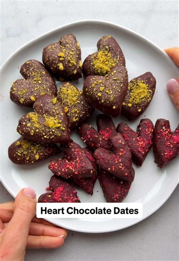 If you love dates, make these heart-shaped chocolate dates this week. They are so good after sitting in the fridge! 💚💗