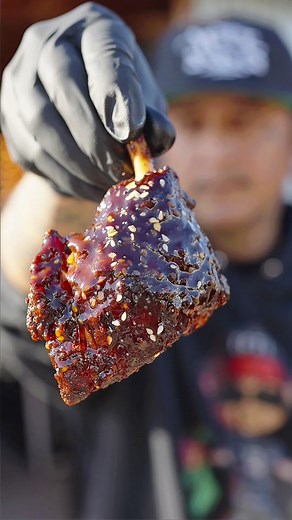 𝙋𝙊𝙍𝙆 𝙒𝙄𝙉𝙂𝙎 🐖🪽 1st time making Pork Wings and I have to say that this won’t be my last. These were 💰AF! They’re pretty lean so next time I might wrap them up. Tracking its temp was made easy using none other than the New @MEATER 2 Plus wireless meat thermometer. Super accurate and super sleek! Go grab you a few for the Holidays. _______________________________________ 🐖🪽 @PorterRoadButcher 𝙍𝙪𝙗: @blazingstarbbq PorkN *Stay tuned for that Top Secret sauce coming early 2024💰 ______