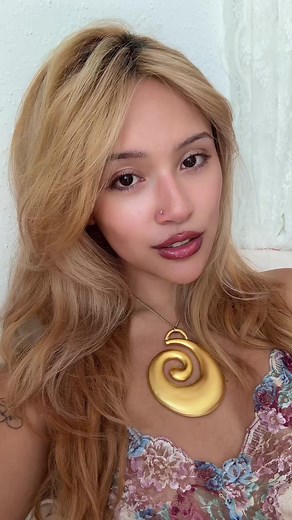 Exploring Blonde Glamour Trends in Fashion