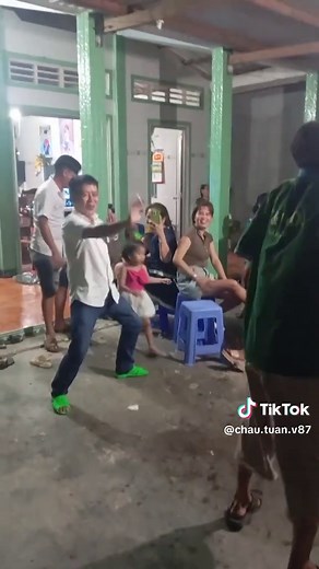 Video của Tuấn Võ (@chau.tuan.v87) với bản nhạc nhạc nền - út mốm 1990☘☘☘ - Review Dùng Thử