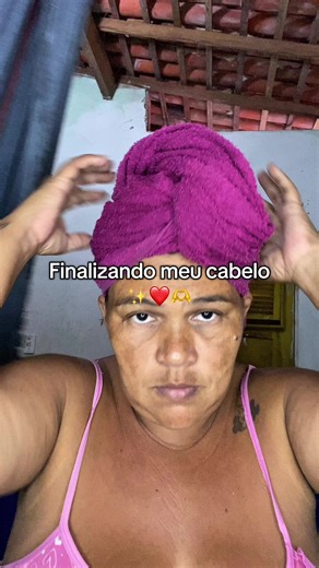Vídeo de Priscilla França novaes (@priscilla.frana.n) relacionado a finalizando o cabelo liso