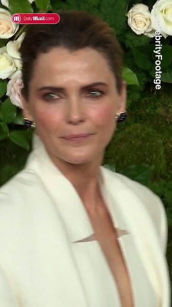 Keri Russell is bold and beautiful in a boxy fit at the 2025 Golden Globes