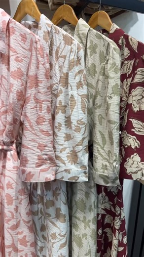 𝐙𝐄𝐁𝐑𝐀𝐒 |𝐓𝐢𝐞𝐧𝐝𝐚 𝐝𝐞 𝐫𝐨𝐩𝐚. | Vestido camisero estampado, fresco y femenino 🌿 Diseño con botones frontales y cinturón ajustable que realza la silueta. Confeccionado en... | Instagram