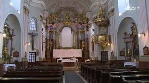 Ki ne ismerné Berkes Gyula plébános urat, Gyula atyát? De akár feltehetnénk úgy is a kérdést, kinek nem fűződik emléke a Szent Kamillus Plébániához? Nos, aki Nádorvárosban élt/él, született vagy nőtt fel szinte biztos, hogy járt már a Kálvária úti templomban. Sokan a mai napig is innen ismernek, itt volt a szüleim esküvője, itt kereszteltek meg, itt voltam elsőáldozó és bérmálkozó egyaránt, itt ministráltam vasárnaponként éveken át. Ismeretségek, barátságok, hitéleti események sokasága, ami emlé