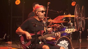 1.3M views · 29K reactions | Ahhh, o rock dos anos 1970!殺 Quem também ama Pink Floyd e essa década maravilhosa para a história da música, levanta a mão! ‍♀️‍♂️ | Banda Rock Beats | Facebook