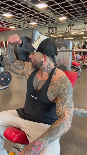 MohawkMuscles (@mowhawkmuscles)’s videos with original sound - MohawkMuscles