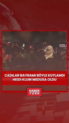 Haberturk on Instagram: "🎃Dünya genelinde Cadılar Bayramı coşkusu yaşandı! 👻Sokaklar, caddeler ve evler bal kabakları, iskeletler ve korkutucu süslerle renklendi. Ünlü model Heidi Klum ise geleneği bozmadı; bu yıl Medusa kostümüyle yine tüm dikkatleri üzerine çekti #habertürk #cadılarbayramı"