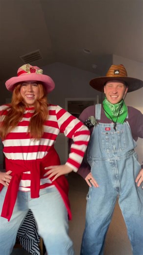 berry good dance moves🍓👒🍇 #couplescostume #strawberryshortcake #strawberryshortcakecostume #huckleberryfinn #halloween #costumeideas