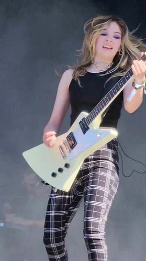 Dany interpreta Enter Sandman en Perú