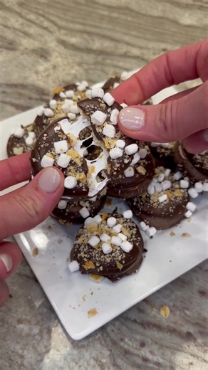 S'mores Cracker Bites are an easy way to enjoy your favorite campfire treat anytime, anywhere! 😋 RECIPE BELOW! ⬇️✨ S'MORES CRACKER BITES Ingredients: 30 Ritz crackers 1/2 cup marshmallow creme 1 (16 ounce) package chocolate candy coating or melting wafers 1/4 cup marshmallow bits 1/4 cup crushed Ritz crackers Instructions: 1. Arrange 15 of the Ritz crackers on a parchment-lined sheet pan. 2. Spread each cracker with a heaping 1 teaspoon of the marshmallow crème. 3. Gently press another Ritz cra