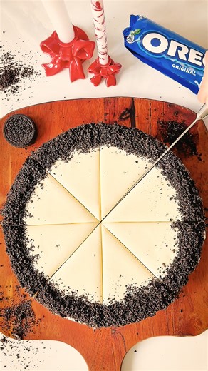 Adarsh on Instagram: "The creamiest OREO cheesecake with white chocolate ganache 🍫 by - mihribans.kitchen — Ingredients 😍 Base • 200 g Oreo cookies • 50 g cocoa butter cookies (e.g., Leibniz) • 70 g butter, melted Filling • 500 g low-fat quark • 250 g quark (20% fat) • 195 g Philadelphia cream cheese (double cream) • 2 eggs • 190 g sugar • 150 ml heavy cream • 1 packet vanilla pudding powder • 80 ml sunflower oil • 170 ml milk Topping (300 g total) • 300 g white chocolate • 100 g heavy cream •