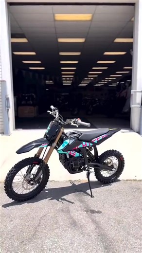 What's Cheapest Surron bike on the market with great performance Order the Sur-Ron Hyper Bee, the next generation electric bike. Featuring adjustable seat height, lightweight design, and advanced motor performance…#surron #surronx #surronbike #ebike #electricbike