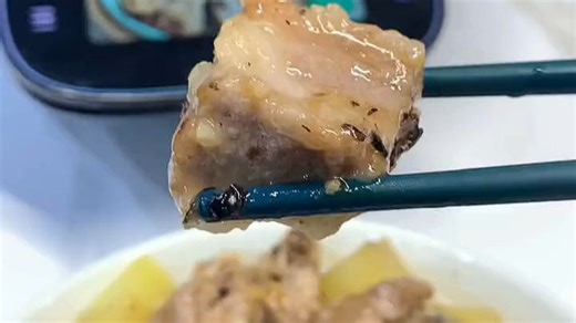 智能料理机让厨房焕新，轻松上手高效烹饪，告别油烟与繁琐流程。只需放入食材，选择菜谱，一键启动即享美味，保留原汁原味营养不流失。特别适合忙碌上班族、新手爸妈，省时