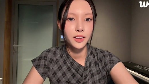 The girls also have trouble pronouncing the album's name. Yunah explains how to say it correctly and suggests inventing a penalty if they pronounce it incorrectly. Furthermore, they've already come up with a penalty inside ILLIT to help them learn it faster 😭