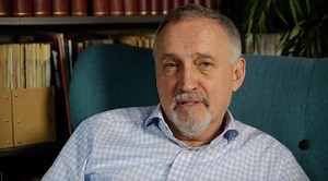 Wie arbeitet eigentlich der Erfolgsautor Jussi Adler-Olsen, Schöpfer der Carl-Mørck-Reihe? Wir durften den Thriller-Meister daheim in Kopenhagen besuchen und ihm bei der Arbeit über die Schulter schauen. Lest hier das ganze Interview und gewinnt ein signiertes Exemplar von „Selfies“: https://stories.thalia.de/story/jussi-adler-olsen-werkstattbericht/ | Thalia Buchhandlung - Thalia.de