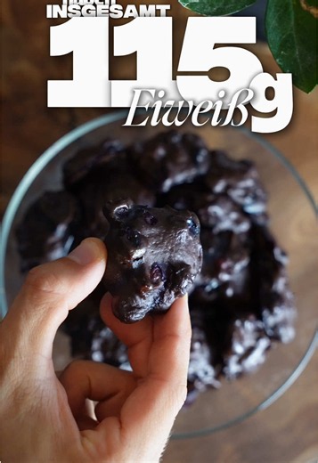ZUM REZEPT ⬇️ . . ❤️🧡💛 Wenn euch meine Rezepte gefallen und ihr mich unterstützen wollt, dann könnt ihr gerne bei PROZIS den Rabattcode: ❗️👉🏼NOEL👈🏼❗️ benutzen um immer Rabatte und Gratis Produkte zu erhalten ❤️🧡💛 *ANZElGE . . . 🥗🍳🥑 Nährwerte (alles insgesamt) 1178kcal, 101g K, 115g E, 24g F 🥗🍳🥑 . . . ⚖️🔢⏳⏲️ Mengenangaben: . - 70g Dinkelmehl - 20g Backkakao - 30g Supreme Whey Schoko ( erhältlich bei Prozis - Code: NOEL ) - 3 rohe Eier - 500g Magerquark - 10g Real Flavor - Süßungsmi