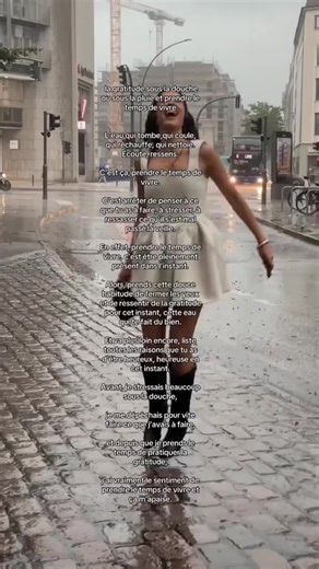 La gratitude sous la douche ou sous la pluie et prendre le temps de vivre L'eau qui tombe, qui coule, qui réchauffe, qui nettoie. Ecoute, ressens. C'est ça, prendre le temps de vivre. C'est arrêter de penser à ce que tu as a faire, a stresser, à ressasser ce qu'il s'est mal passé la veille. En effet, prendre le temps de vivre, c'est être pleinement présent dans l'instant. Alors, prends cette douce habitude de fermer les yeux et de ressentir de la gratitude pour cet instant, cette eau qui te fait